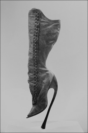 Boots Vienne 1900 not useful to walk leather height of the heel 20 cm designed by Peter Yantorny un jour la femme dominera le monde.jpg