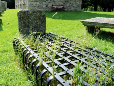 Iron_cage_for_protecting_graves_from_robbers_Scotland_18th_century_mort_prison.jpg