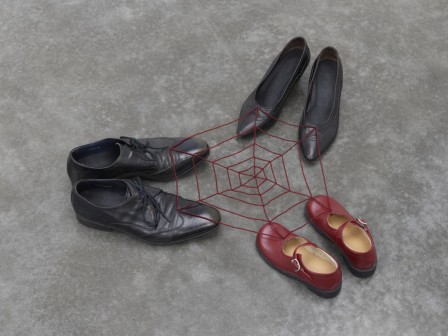 Mona Hatoum Triangulation glass beads wire and leather 2022 chaussures en réseau analyse transactionnelle et thérapie familiale.jpg, janv. 2024