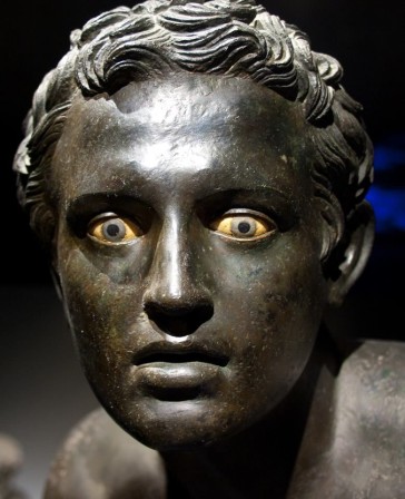 Roman bronze runner statue Herculaneum before the eruption 79 a.d. Museo Archeologico Nazionale Napoli Jeune coureur de la Villa des Papyrus à Herculanum