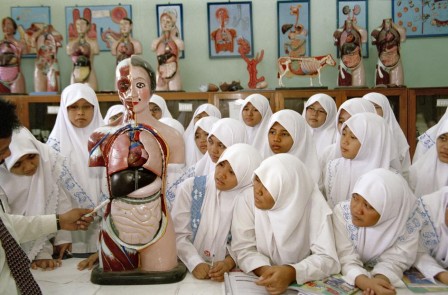 INDONESIA_Solo_Female_students_attend_a_biology_class_in_the_Assalam_pesantren_anatomie_de_la_femme_occidentale.jpg