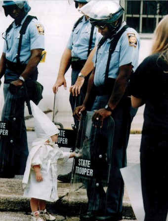 kkk enfant police racisme.jpg