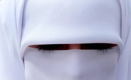 niqab blanc cils noirs joyeuses Pâques bonnes fêtes de Pessah