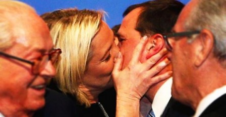 Marine_le_Pen_et_Emmanuel_Macron_le_baiser_de_paix.JPG