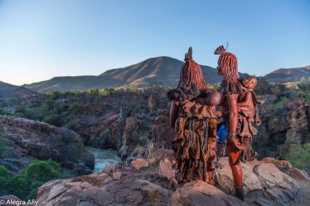Alegra Ally femmes Himba Namibie regarde le paysage.jpg