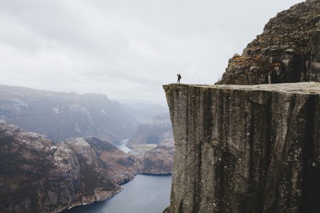 Alex Strohl falaise Norvège bonjour.jpg