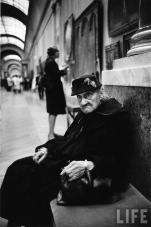 Alfred Eisenstaedt A 91 year-old woman taking a break during her visit at the Louvre museum Paris.jpeg