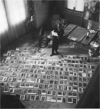 Andre_Malraux_choisissant_les_photos_pour_son_musee_imaginaire_1947.jpg