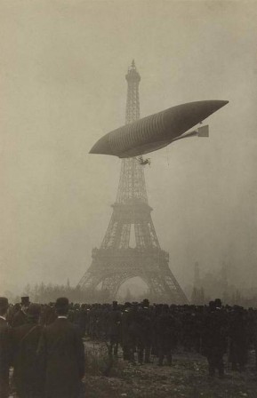 Dirigeable_Le_Jaune_tour_Eiffel_Paris_1903.jpg