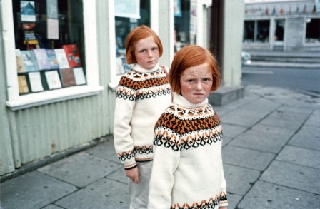 Ed van der Elsken jumelle rousse, Belgique 1968.jpg