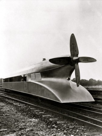 German_train_design_Schienenzeppelin_1930.jpg