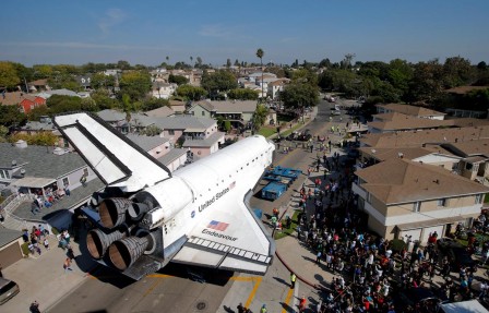 Jae_C._Hong_The_Space_Shuttle_Endeavour_takes_a_leisurely_drive_through_sunny_Los_Angeles.jpg