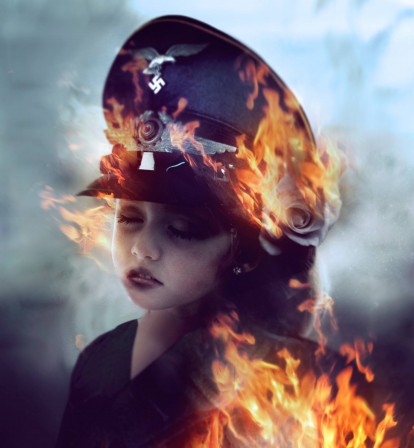 Jenn Violetta fille nazi en feu.jpg
