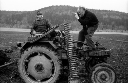 Jindřich Štreit le photographe, le tracteur et l'agriculteur.jpg