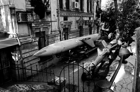 Miron_Zownir_quand_les_missiles_arrivent_en_ville_Sebastopol_Crimee_2013.jpeg