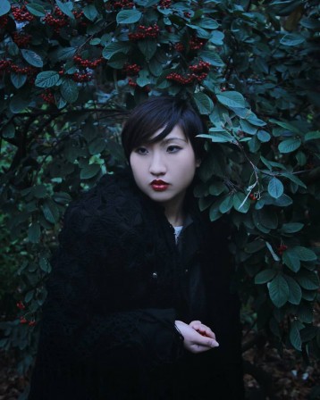 Natalia Kovachevski Autoportraitiste les baies rouges.jpg