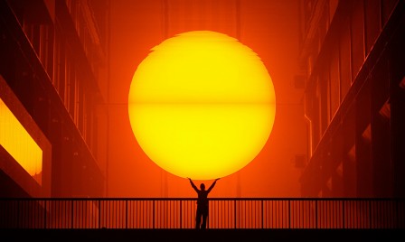 Olafur_Eliasson_The-Weather-Project-2003-Tate-Modern-London_soleil_rouge.jpg