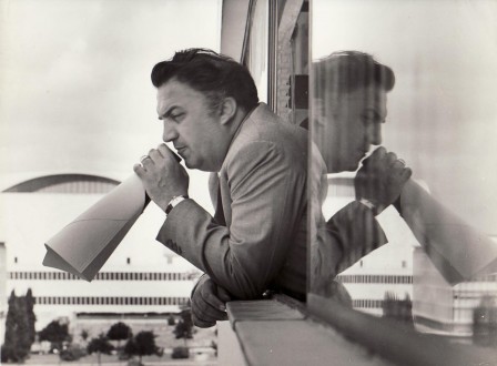 Paul_Ronald_1963_Federico_Fellini_on_the_set_of_8_.jpg