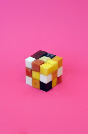 Sarah_Illenberger_mange_ton_Rubik_s_cube.jpg