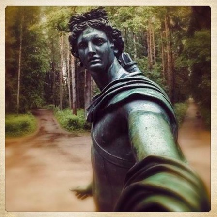 Vojislav_Radovanovic_statue_selfie.jpg