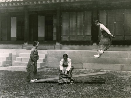 W._Robert_Moore_see_saw_deux_femmes_jouant_Coree_1931.jpg