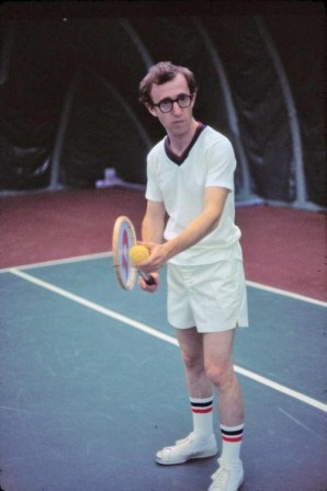 Woody_Allen_tennis_service_balle.jpg