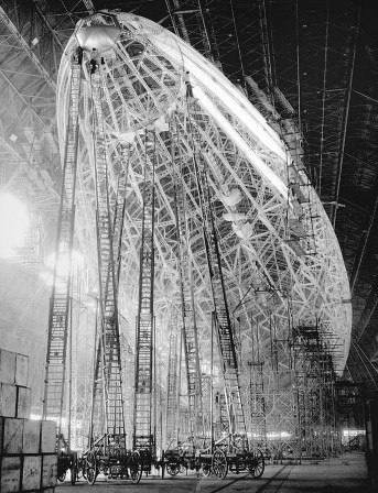 Workers_on_super-tall_ladders_building_the_USS_Macon_airship_Akron_Ohio_1933_dirigeable_modelisme.jpg