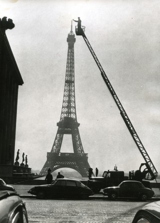 la construction de la Tour Eiffel Paris 1950.jpg