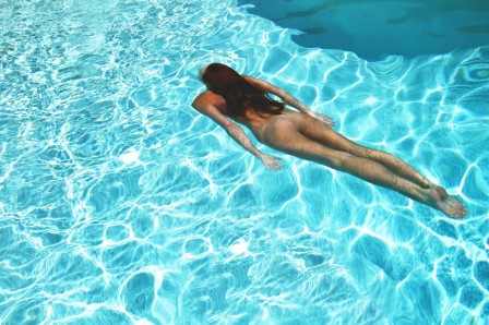 neave_borzorgi_femme_liquide_piscine_erotisme.jpg