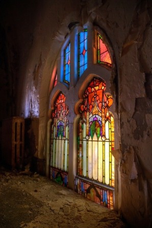 vitrail église abandonnée.jpg