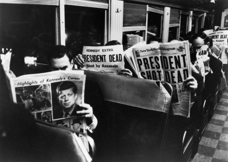 Carl Mydans. New York Commuters read of John F. Kennedy’s assassination November 1963 les nouvelles sont mauvaises.jpg, nov. 2023