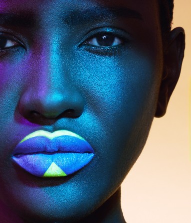 Michelle Watt femme noire lèvres bleues.jpg, déc. 2021
