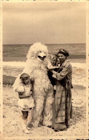 ours polaire rare photo de mon père avec ma mère et ma soeur on allait au bord de la mer.jpeg, déc. 2023