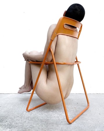 @_scerbo_ et puis nous avions investi dans du mobilier contemporain chaise design.jpg, févr. 2023