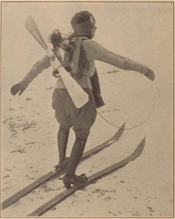 1920’s A skier with a propeller on his back skieur à moteur ski à hélice avion mobilités d'hiver.jpg, janv. 2024