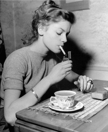 Lauren Bacall by Ralph Crane 1945 thé cigarette