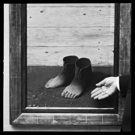 Lothar Wolleh Lothar Wolleh Magritte Interacting,Brüssel 1967 le modèle rouge bonjour mes pieds.jpg, janv. 2024