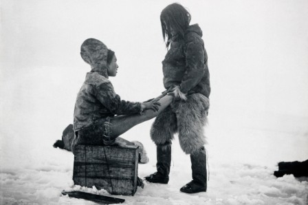 Robert E. Peary un homme Inuit réchauffe les pieds de sa femme 1890