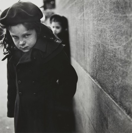 Saul Leiter 1954 la fille au béret le chemin de l'école