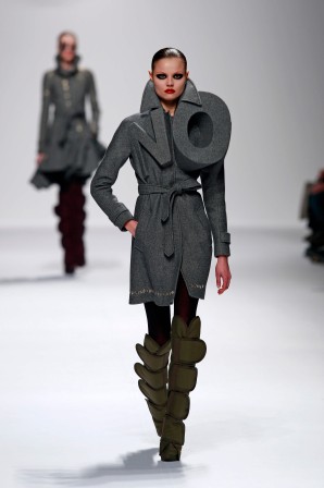 Viktor and Rolf NO Coat Autumn-Winter 2008 photography Team Peter Stigter non.jpg, janv. 2024