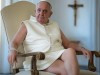 le pape en chasuble courte prenant le frais et répondant aux questions des journalistes comme Sharon Stone dans la scène d'interrogatoire de Basic Instinct