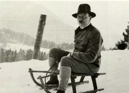 Adolf Hitler au ski après nous la luge.jpg