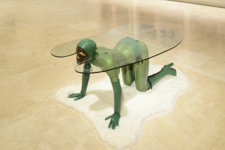 Bjarne_Melgaard_femme_table_basse.jpg