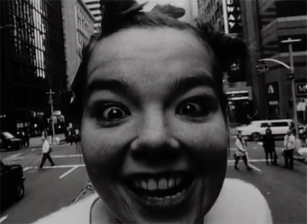 Bjork bloqué une fille de la ville enfin d'une autre ville.gif