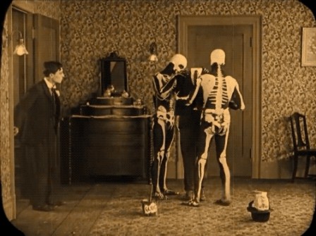 Buster Keaton in The Haunted House 1921 au travail.gif