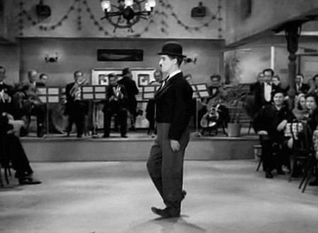 Charlie Chaplin imitant le moon walk de Michael Jackson.gif