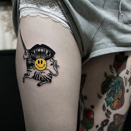 Dase_Roman_Sherbakov_tatouage_licorne_smiley.jpg