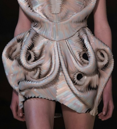 Iris van herpen petite robe de poulpe.jpg