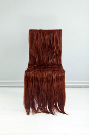 Monique_Goossens_chaise_velue_cheveux.jpg