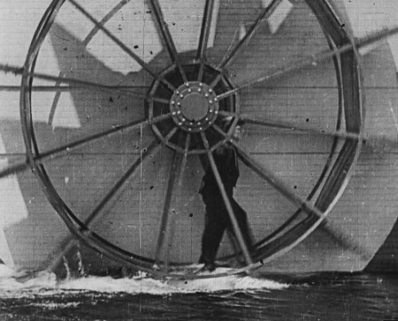 buster_keaton_la_promenade_sur_l_eau.gif